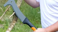 Po grožnjah s puško je 42-letni domačin nameraval znancema 
groziti še z vejnikom. 