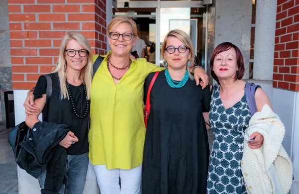 Predstavo so si ogledale (z leve):  svetnica Ana Zavrtanik Ugrin (MO 
Nova Gorica), Neda Rusjan Bric (igralka, režiserka in vodja 
kandidature EPK Nova Gorica - Gorica 2025), Kaja Širok (zgodovinarka), Diana Koloini (dramaturginja).
