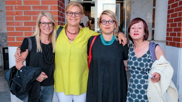 Predstavo so si ogledale (z leve):  svetnica Ana Zavrtanik Ugrin (MO 
Nova Gorica), Neda Rusjan Bric (igralka, režiserka in vodja 
kandidature EPK Nova Gorica - Gorica 2025), Kaja Širok (zgodovinarka), Diana Koloini (dramaturginja).