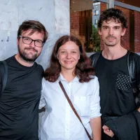 Vesela družba (z leve): režiser Tin Grabnar,  Ana Duša - dramaturginja, prevajalka, pedagoginja, ki od leta 2020 v SMG skrbi 
za program Mlado Mladinsko, ter igralec Nejc Cijan Garlatti