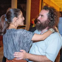  Nives Mihelič Syed (žena  Tiborja Miheliča Syeda) je čestitala 
režiserju predstave Juretu Novaku.



