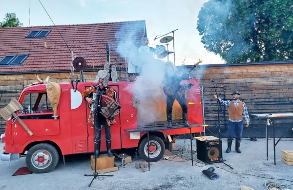 Kot oder služi  staro gasilsko vozilo, dobro znano obiskovalcem 
festivalov Plavajoči grad in letošnjega  Kavč festivala.  