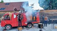 Kot oder služi  staro gasilsko vozilo, dobro znano obiskovalcem 
festivalov Plavajoči grad in letošnjega  Kavč festivala.  