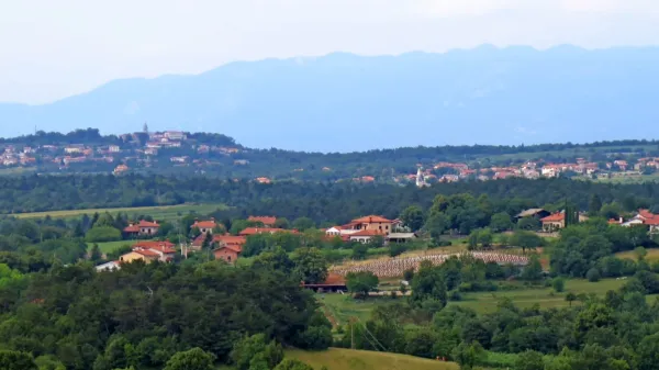  Če bo občina  pohitela s postopkom, bodo Kržani na  volitvah čez 
dve leti imeli svojo krajevno skupnost, ki bi jo radi ustanovili 
skupaj s Filipičjim Brdom. Obe naselji bi se izločili iz KS Tomaj. Na 
fotografiji levo zgoraj Tomaj, desno na sredini pa Križ.    