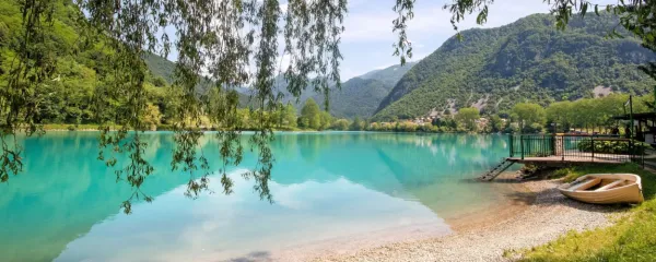 Najlepše od treh umetnih jezer na Soči ni ravno poznano za ohladitev v vročini. Pa vendar nudi nekaj lepih manjših plaž, tako na enem kot na drugem bregu.  