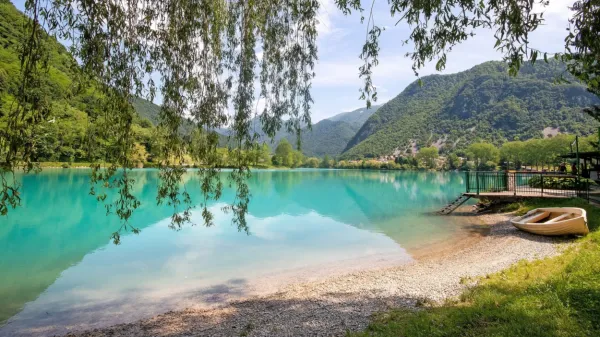 Najlepše od treh umetnih jezer na Soči ni ravno poznano za ohladitev v vročini. Pa vendar nudi nekaj lepih manjših plaž, tako na enem kot na drugem bregu.  