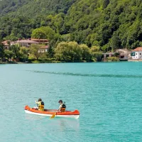 Značilen prizor Mosta na Soči: velika modra površina in na sredini čolniček.