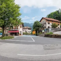 Most je  tudi  dokaj prometno sečišče, saj se tam stikata dolini Idrijce in Soče. Lokali ob cesti kar kličejo k postanku.