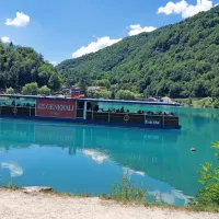 Ena najbolj poznanih stvari tega kraka Soče je nedvomno turistična ladjica, ki jo po vodi poganja kolo na pedala.  