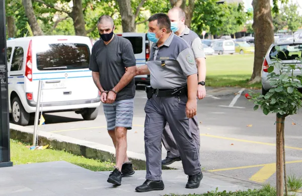  Štefan Mavri je od sredine marca zaradi umora v Spodnji Idriji v 
priporu v Solkanu. 