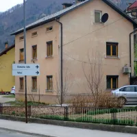 Motiv za marčevski umor domačina v mansardnem stanovanju 
večstanovanjske hiše na Slovenski cesti v Spodnji Idriji še ni 
znan.