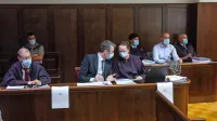 Odvetnik Mitja Jelenič Novak, Sergej Racman in odvetnica  Marina 
Žaucer Hrovatin, v ozadju pa Dejan Šurbek s svojima zagovornikoma