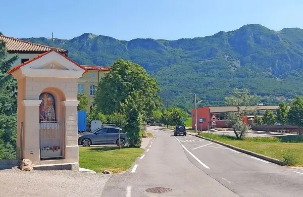 V Lokavcu se nadejajo približno 500 metrov novega pločnika od 
mostu čez potok Grajšček do odcepa za zaselek Palkovše.