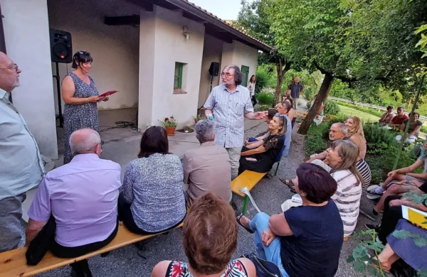Na vrtu Kosovelove domačije so se  spomini na Ostija živahno 
prepletali z njegovo poezijo in prozo.   
