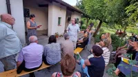 Na vrtu Kosovelove domačije so se  spomini na Ostija živahno 
prepletali z njegovo poezijo in prozo.   