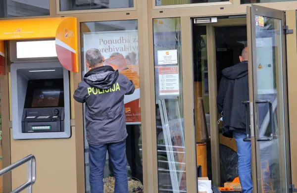 

7000 evrov so roparji ukradli na banki v Dutovljah (na fotografiji), 
za 35.000 evrov “bogatejši” pa so se odpeljali z  Dobrovega z 
Brdih.