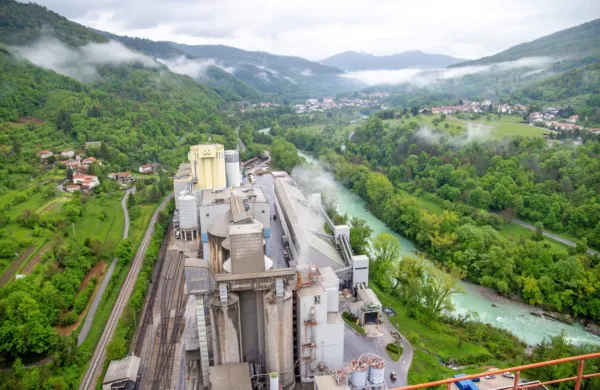 V Salonitu opozarjajo, da bi sprejetje predloga zakona slovenske 
cementarje postavilo v neenakopravni položaj v primerjavi z 
evropsko konkurenco.  
