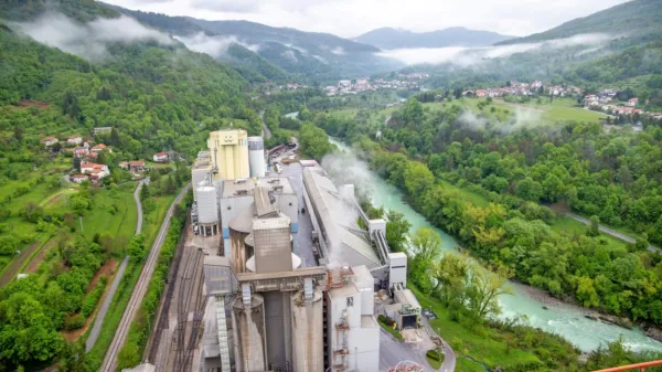 V Salonitu opozarjajo, da bi sprejetje predloga zakona slovenske 
cementarje postavilo v neenakopravni položaj v primerjavi z 
evropsko konkurenco.  