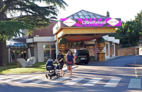 V igralnicah so veseli rahljanja ukrepov, še posebej tega, da  ni več  omejitev glede urnika obratovanja.    