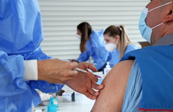 Domači in strokovnjaki  po svetu poudarjajo, da bo človeštvo v  
boju z oblikami  novega koronavirusa uspešno le, če bo glavnina 
populacije cepljena in bo torej lahko z delom ohranjala eksistenco 
ter  pogon večine dejavnosti. 