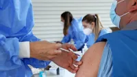 Domači in strokovnjaki  po svetu poudarjajo, da bo človeštvo v  
boju z oblikami  novega koronavirusa uspešno le, če bo glavnina 
populacije cepljena in bo torej lahko z delom ohranjala eksistenco 
ter  pogon večine dejavnosti. 