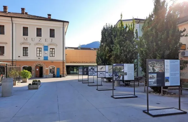 Pred Tolminskim muzejem so postavili razstavo o treh nekdanjih gradovih, dvorcih, graščinah.