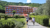 Nepremičnine v kompleksu Salinera je kupila naložbena družba 
Trigal,  letovišče pa bo še vedno upravljala Sava Turizem. 