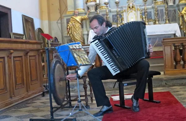 Marko Hatlak med izvajanjem avtorske skladbe Harmagong, 
harmoničnega prepleta gonga in harmonike. 
