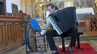 Marko Hatlak med izvajanjem avtorske skladbe Harmagong, 
harmoničnega prepleta gonga in harmonike. 