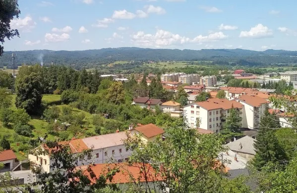 Povezovalni vodovod od Ilirske Bistrice, čez Brkine (v ozadju) pa do Rodika bodo začeli graditi predvidoma septembra, pridobili so 
10,5 milijona evrov EU-denarja. Ta vodovod bo varno vodooskrbo zagotovil  53 naseljem oziroma  10.600 prebivalcem.