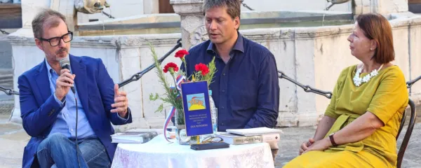 Gorazd Bajc (levo) in Borut Klabjan sta ob Jadranki Šturm, 
predsednici društva Tigr Primorske, na Prešernovem trgu v Kopru 
predstavila zgodovinsko monografijo o Narodnem domu.