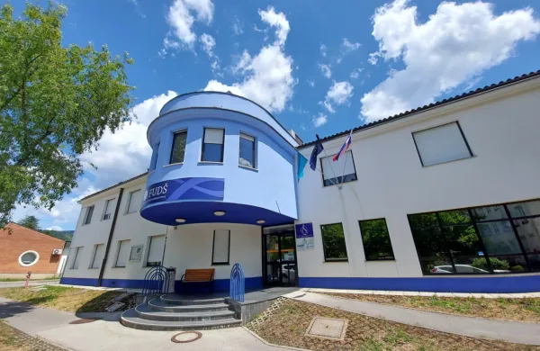 Poslopje Fakultete za uporabne družbene študije v Novi Gorici je  
celostno prilagojeno osebam, ki imajo okvare čutil ali gibal.