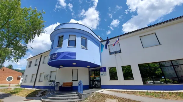 Poslopje Fakultete za uporabne družbene študije v Novi Gorici je  
celostno prilagojeno osebam, ki imajo okvare čutil ali gibal.