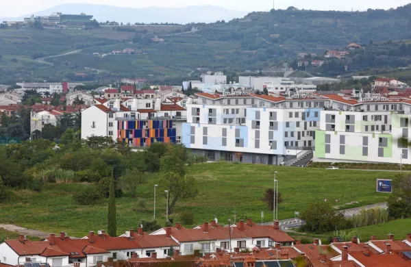 V NO občine menijo,  da postopki prodaje zemljišča (v ospredju 
fotografije) niso bili  transparentni in  gospodarni.  