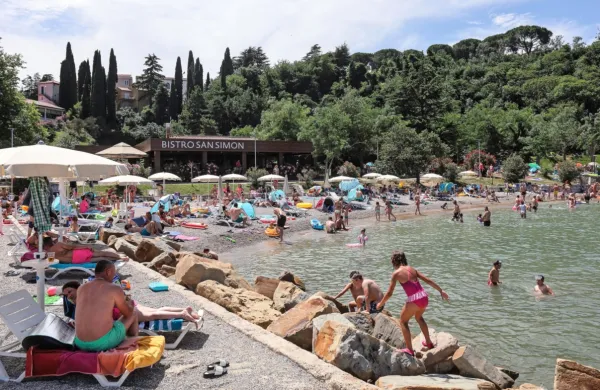 Tako lani kot letos zaradi omejitev pri prehajanju meje Bistričane 
kopalni avtobus vozi v Simonov zaliv (na fotografiji), ne pa v 
priljubljeno Moščeniško Drago.