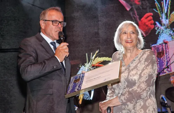 Župan Danilo Markočič je najpomembnejše priznanje izročil    Dorini 
Beržan za dolgoletno delovanje, ustvarjanje in  trud za ohranjanje 
izolske kulture in dialekta. 

 