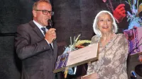 Župan Danilo Markočič je najpomembnejše priznanje izročil    Dorini 
Beržan za dolgoletno delovanje, ustvarjanje in  trud za ohranjanje 
izolske kulture in dialekta. 

 