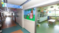 Sodobno opremljenih in obnovljenih prostorov pediatričnega 
oddelka izolske bolnišnice ne bi bilo brez dobrotnice Eveline 
Kozlovič. 
