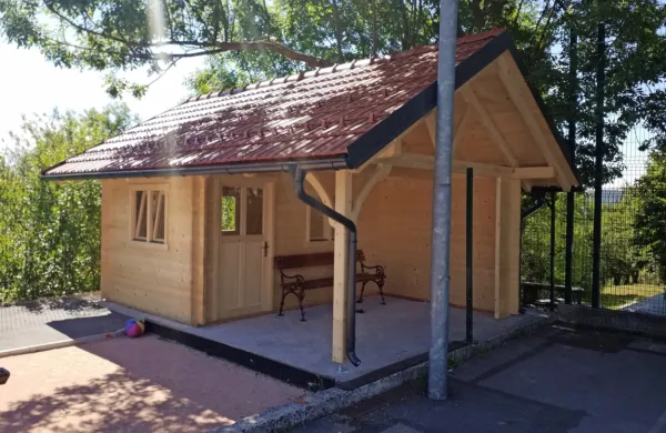 V okviru participativnega proračuna so na balinišču v Šmihelu pod 
Nanosom postavili leseno uto, ki je namenjena druženju 
vaščanov.