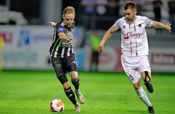 Marko Krivičić (desno) je z zadetkom v 57. minuti vodstvo Tabora 
povišal na 2:0.