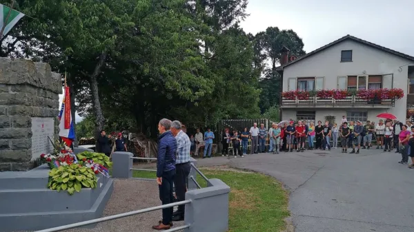 Včeraj so spominski dan Občine Hrpelje-Kozina na Artvižah 
praznovali z okrnjenim programom,  presenetil jih je močan dež. 
