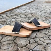 Taperine, obutev, s katero solinarji stopajo po solnem polju in z 
gavero, posebnim orodjem, pobirajo sol in oblikujejo piramide. 