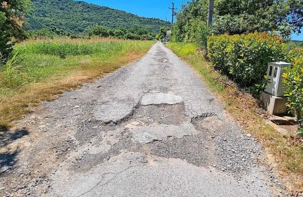 To je začetek 500-metrskega odseka neasfaltirane povezovalne 
ceste med Bošamarinom in Grinjanom, ki greni vsakdan nekaterim tamkajšnjim stanovalcem. 