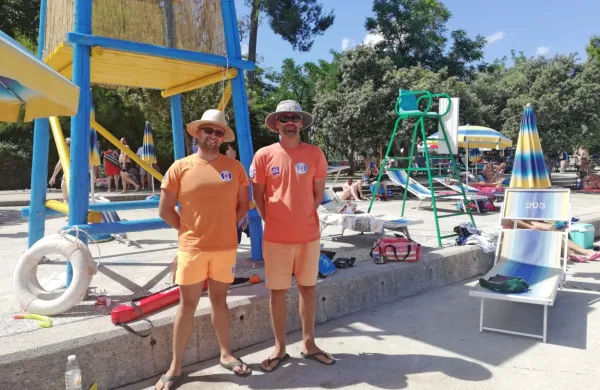 Karlo Veg (levo) in Marko Ćurlik, reševalca iz vode na plaži pod 
Hotelom Delfin