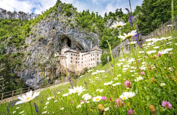 “Že tedne pred veljavnostjo teh bonov nas kličejo ljudje, kako se 
lahko z novimi turističnimi boni prijavijo za ogled znamenitost,” 
pravi Marjan Batagelj.
