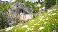 “Že tedne pred veljavnostjo teh bonov nas kličejo ljudje, kako se 
lahko z novimi turističnimi boni prijavijo za ogled znamenitost,” 
pravi Marjan Batagelj.