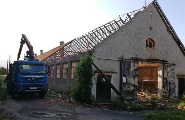  Kompleks propadajočih kmetijskih poslopij, ki so bila nekdaj v 
lasti kmetijske zadruge, so že začeli rušiti. 