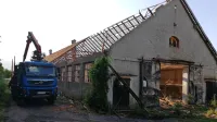  Kompleks propadajočih kmetijskih poslopij, ki so bila nekdaj v 
lasti kmetijske zadruge, so že začeli rušiti. 