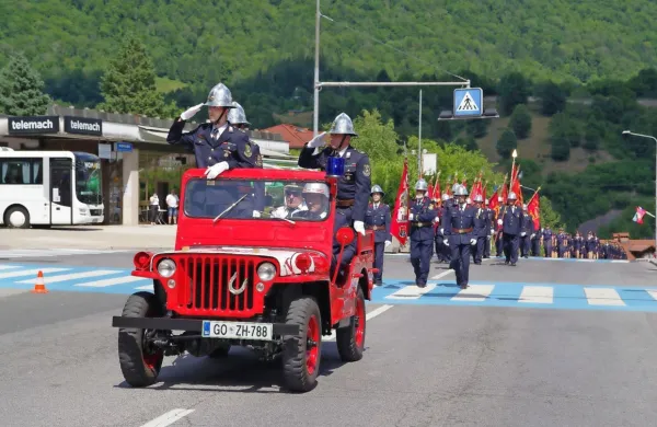 Motoriziran del parade, ki je skupno štel 33 vozil, so začeli pred 
gasilskim domom, sklenili pa v središču Tolmina. 
