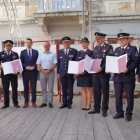 Ob obletnici so zaslužni prejeli tudi državna odlikovanja.  Gasilske plamenice so prejeli (z leve) Matevž 
Rovšček, Miroslav Gaberšček, (vmes Matej Tonin, Uroš Brežan in predsednik GZS Janko Cerkvenik), Klara 
Šuligoj, Miha Vencelj in David Rejc,  desno  poveljnik Luka Makuc.  